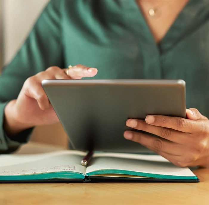 Wirtualna asystentka Virtuasis zarządzająca zadaniami na tablecie