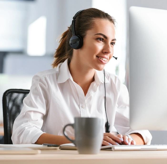 Konsultantka contact center odbierająca telefony w imieniu firmy